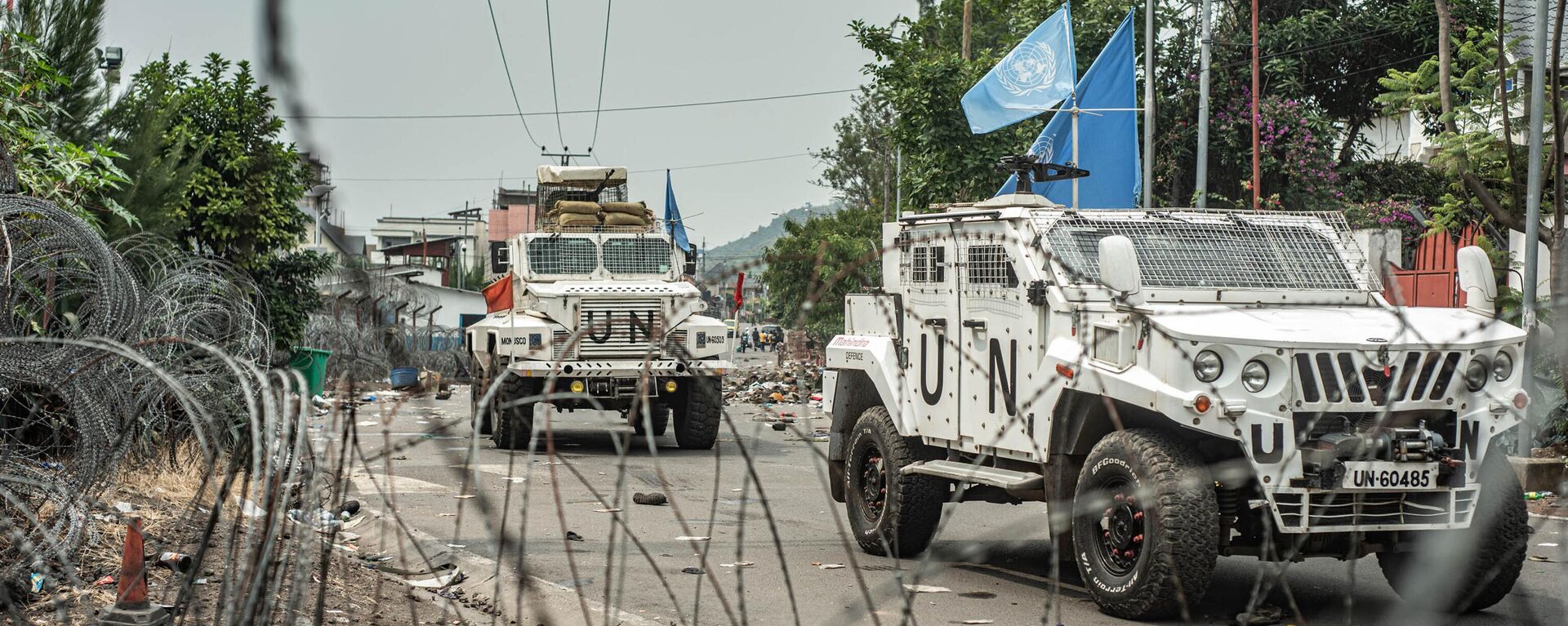 United Nations MONUSCO vehicles drive in a street lined with barbed wire on January 30, 2025 in Goma, Democratic Republic of Congo.   - Sputnik Africa, 1920, 20.02.2025