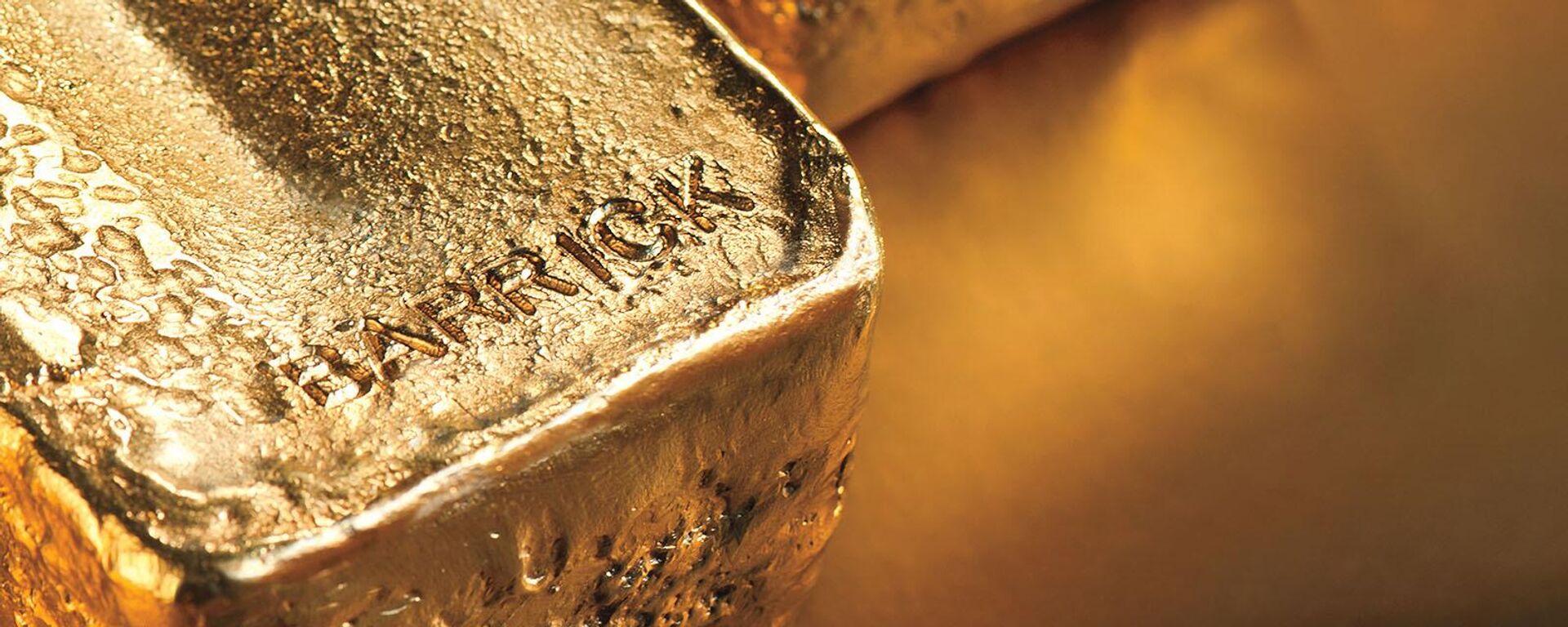 A gold bar with the name of Canadian gold mining company Barrick. - Sputnik Africa, 1920, 20.02.2025