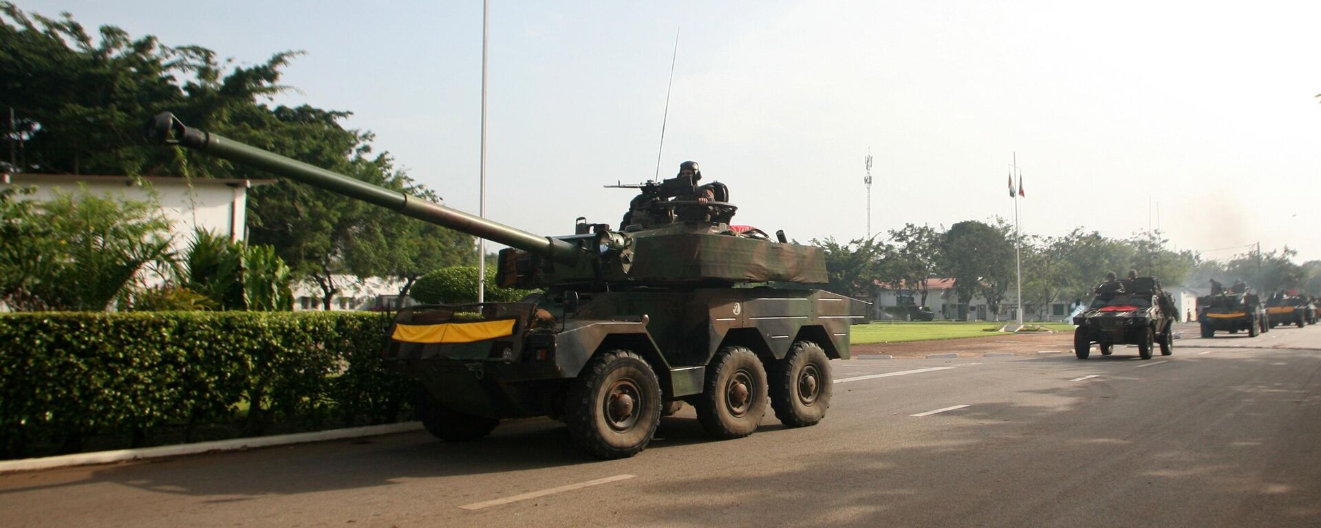 French armored vehicles line up at the Force Licorne base before leaving on a mission to secure parts of Abidjan, Monday, April 11, 2011. - Sputnik Africa, 1920, 20.02.2025