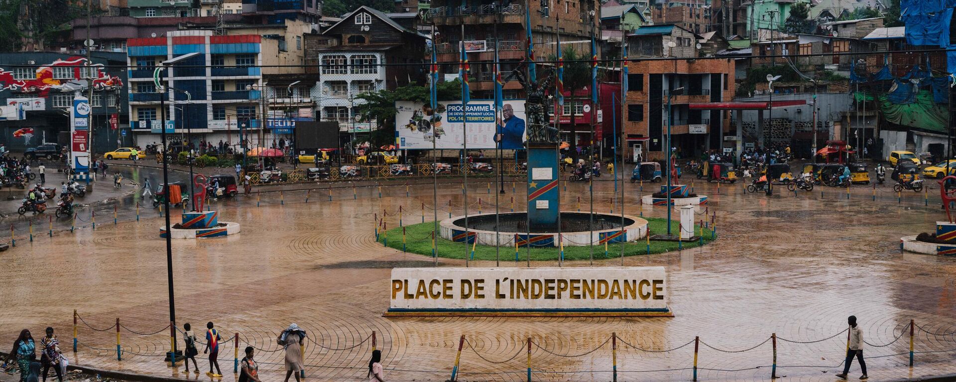 Community members walk past Bukavu's Place de l'Independence on February 18, 2025 in Bukavu, Democratic Republic of Congo. - Sputnik Africa, 1920, 20.02.2025