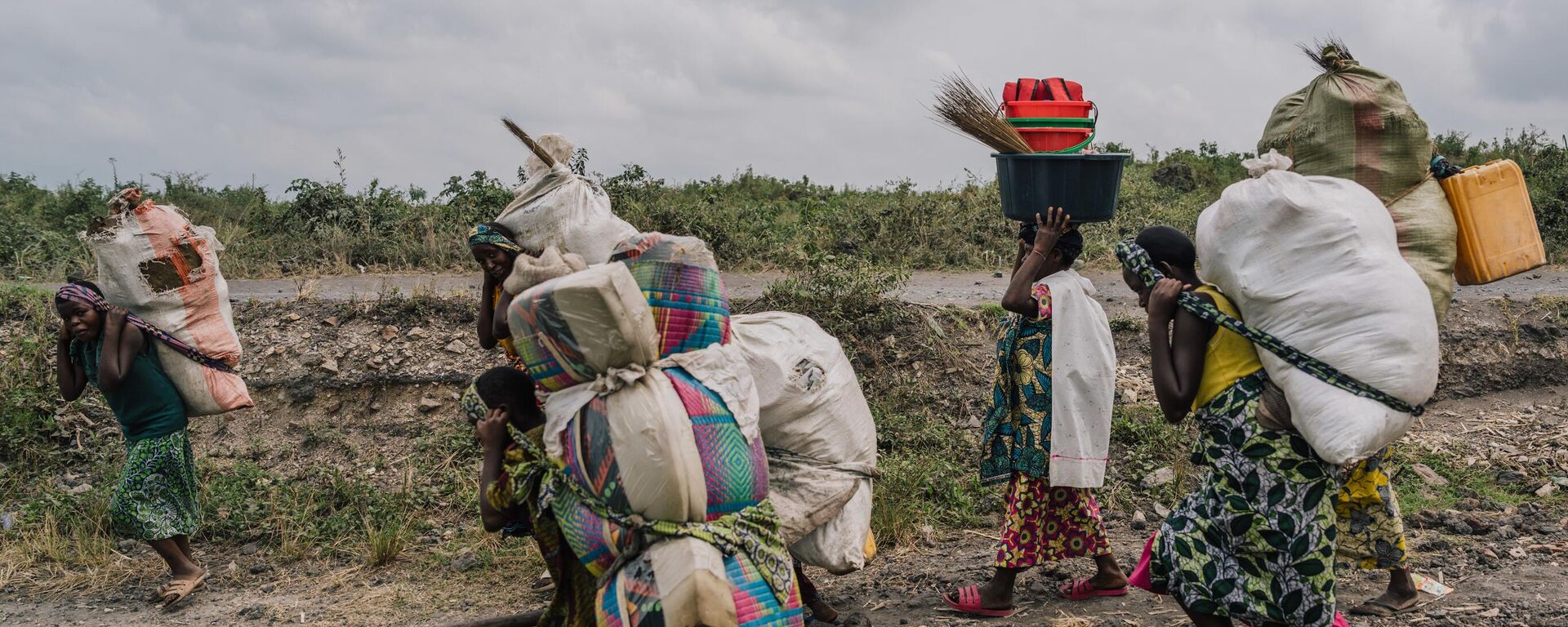 Groups of displaced civilians moving on foot back to their home villages on February 12, 2025 in Goma, Democratic Republic of Congo.  - Sputnik Africa, 1920, 22.02.2025