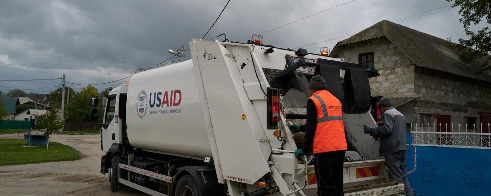 Workers collect waste using a garbage truck donated by the US Agency for International Development (USAID) on October 17, 2024 in Budesti, Moldova. - Sputnik Africa, 1920, 23.02.2025