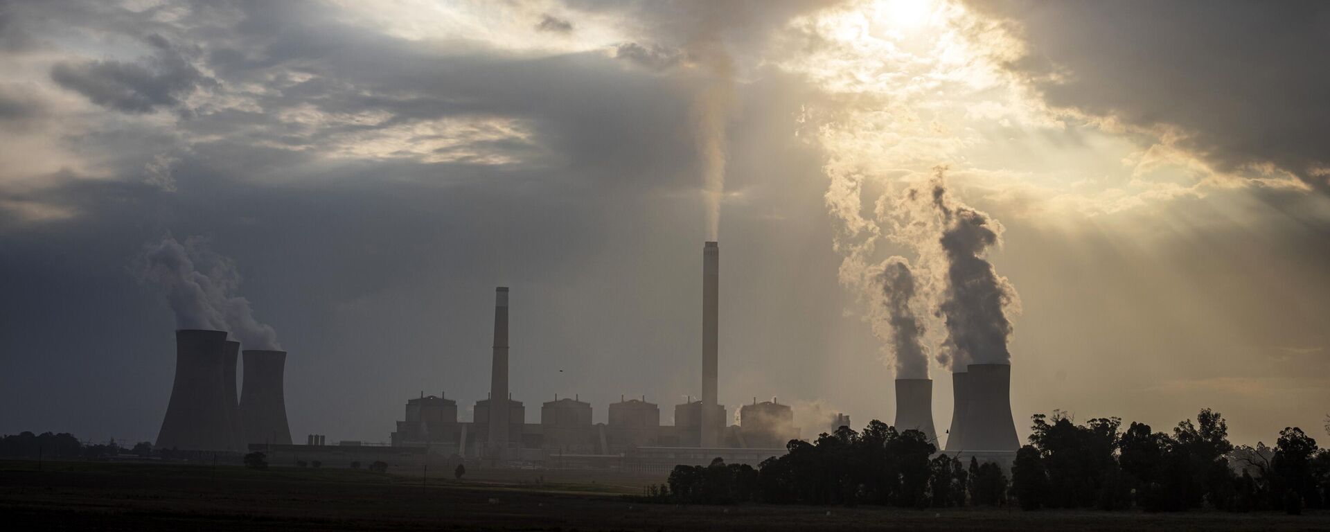 A general view of coal-fired power station Matla on November 13, 2024 in Matla, Mpumalanga Province, South Africa. - Sputnik Africa, 1920, 23.02.2025