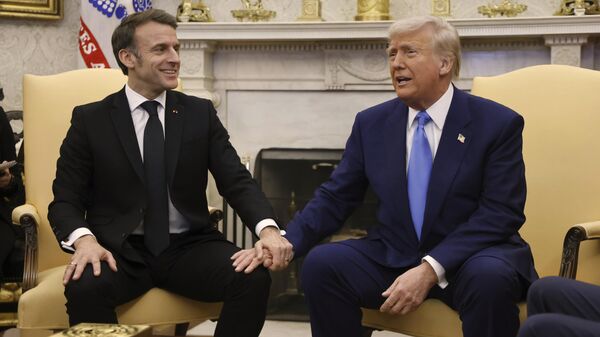 Президент Дональд Трамп и президент Франции Эмманюэль Макрон в Овальном кабинете Белого дома - Sputnik Afrique
