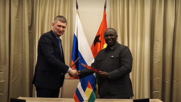 Economy Ministers Maxim Reshetnikov and Soares Sambu signing a memorandum of understanding on the establishment of a consultation mechanism on their economic, trade and investment cooperation, February 2025 in Moscow - Sputnik Africa