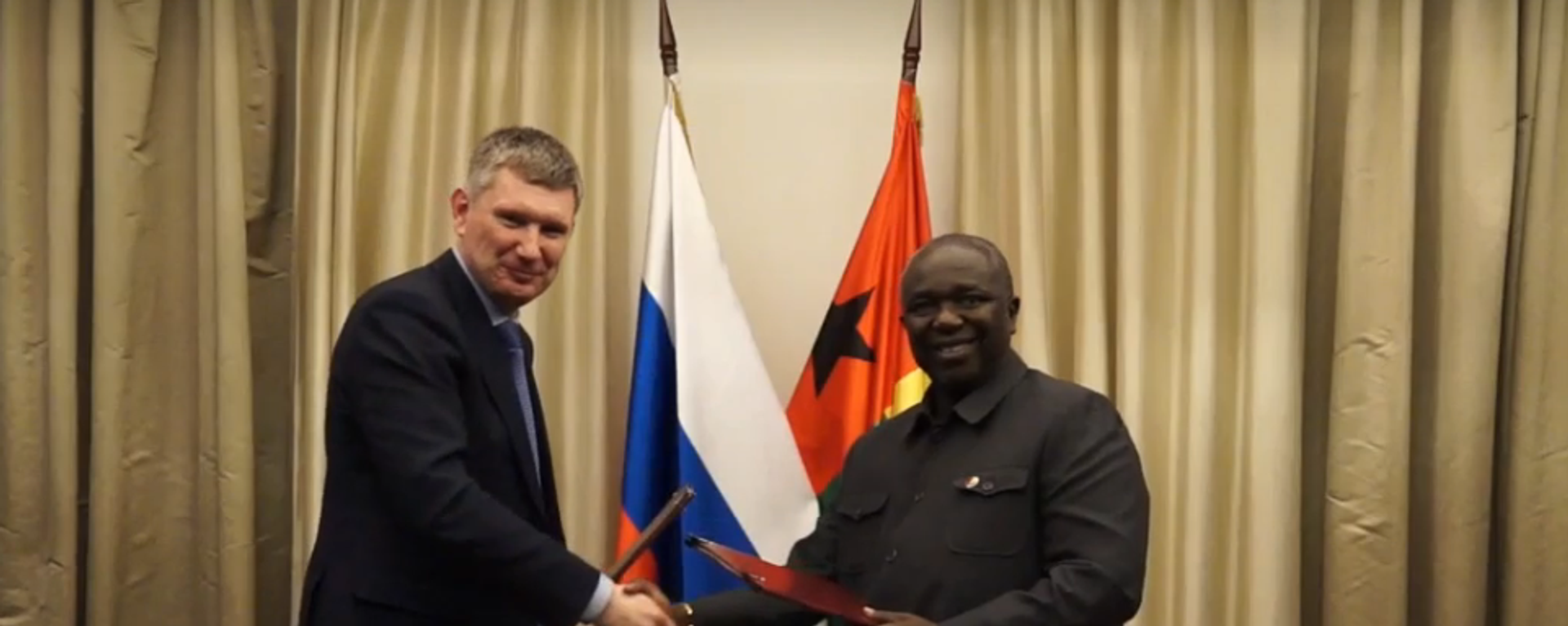 Economy Ministers Maxim Reshetnikov and Soares Sambu signing a memorandum of understanding on the establishment of a consultation mechanism on their economic, trade and investment cooperation, February 2025 in Moscow - Sputnik Africa, 1920, 26.02.2025