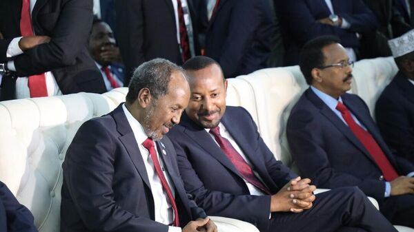 Djibouti President Ismail Omar Guelleh (L), Ethiopian Prime Minister Abiy Ahmed and incumbent President Mohamed Abdullahi Mohamed, also known as Farmajo (R) attend the inauguration ceremony of Somalia's newly elected President Hassan Sheikh Mohamud on June 09. 2022 in Mogadishu, Somalia.  - Sputnik Africa