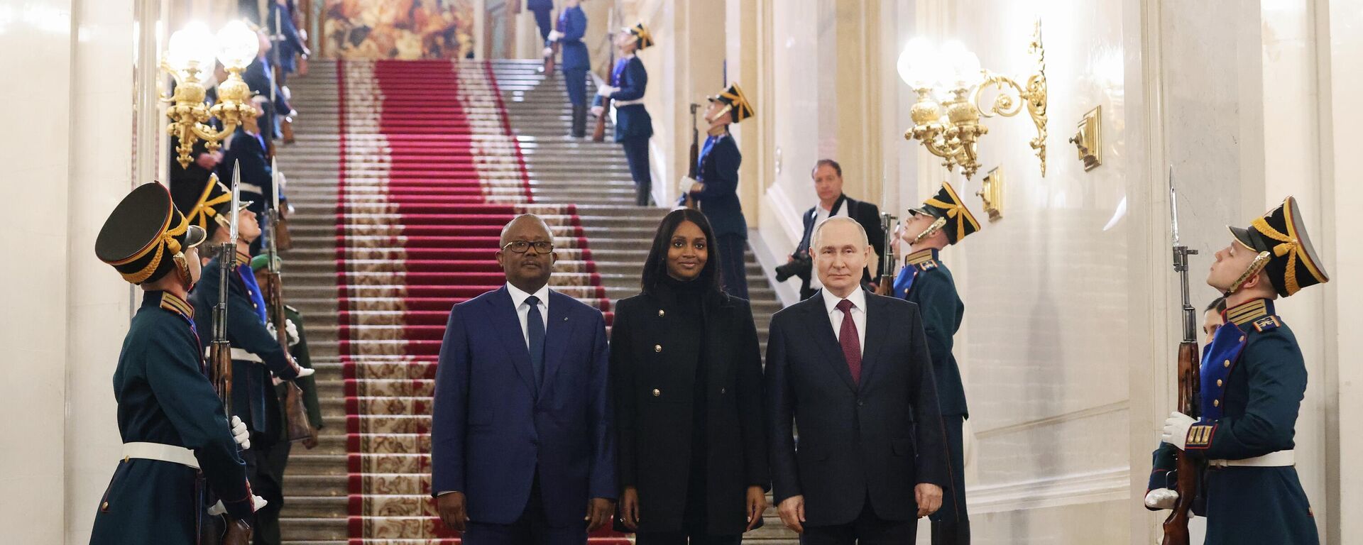 Russian President Vladimir Putin and Guinea-Bissau President Umaro Sissoco Embalo, left, pose for photos as they leave after a meeting at the Kremlin in Moscow, Russia. Daughter of Guinea-Bissau President and his adviser Suzana Teixeira Embalo, is in the centre. - Sputnik Africa, 1920, 27.02.2025