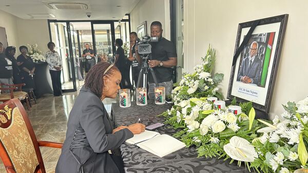 Former First Lady of Zimbabwe, Grace Mugabe, signing Sam Nujoma's condolence book.  - Sputnik Africa