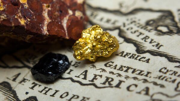 Close-up of ore deposits (gold, coal & bauxite) and an old map of Africa - Sputnik Africa