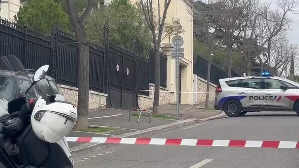 Police and firefighters outside the building of the Russian Consulate General in Marseille. - Sputnik Africa