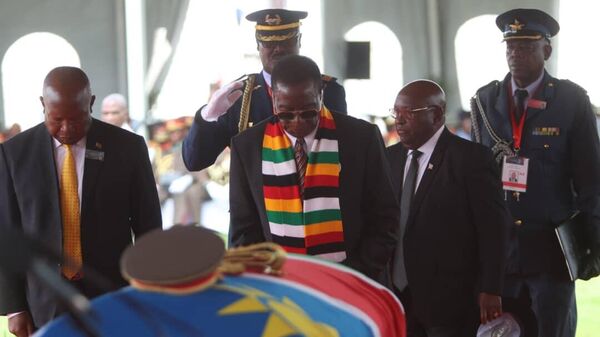 Zimbabwean President Emmerson Mnangagwa pays homage to Namibia's Founding President Sam Nujoma. - Sputnik Africa