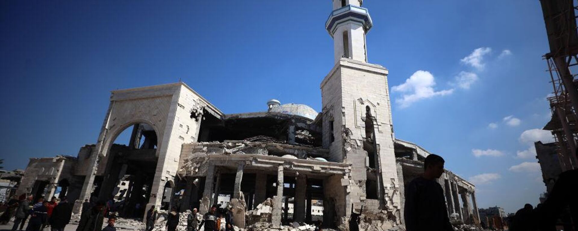 Palestinians leave Imam Al-Shafi'i Mosque after performing Friday prayers in Gaza City, Palestinian territories, on February 28, 2025.  - Sputnik Africa, 1920, 01.03.2025