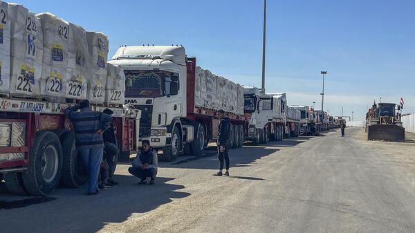 Trucks line up at the Egyptian side of the Rafah border crossing between Egypt and the Gaza Strip on Sunday, March 2, 2025.  - Sputnik Africa