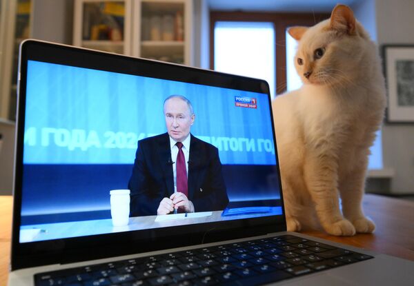 Broadcast of the program &quot;Results of the year 2024 with Vladimir Putin&quot; on the laptop screen of a resident of Novosibirsk. - Sputnik Africa