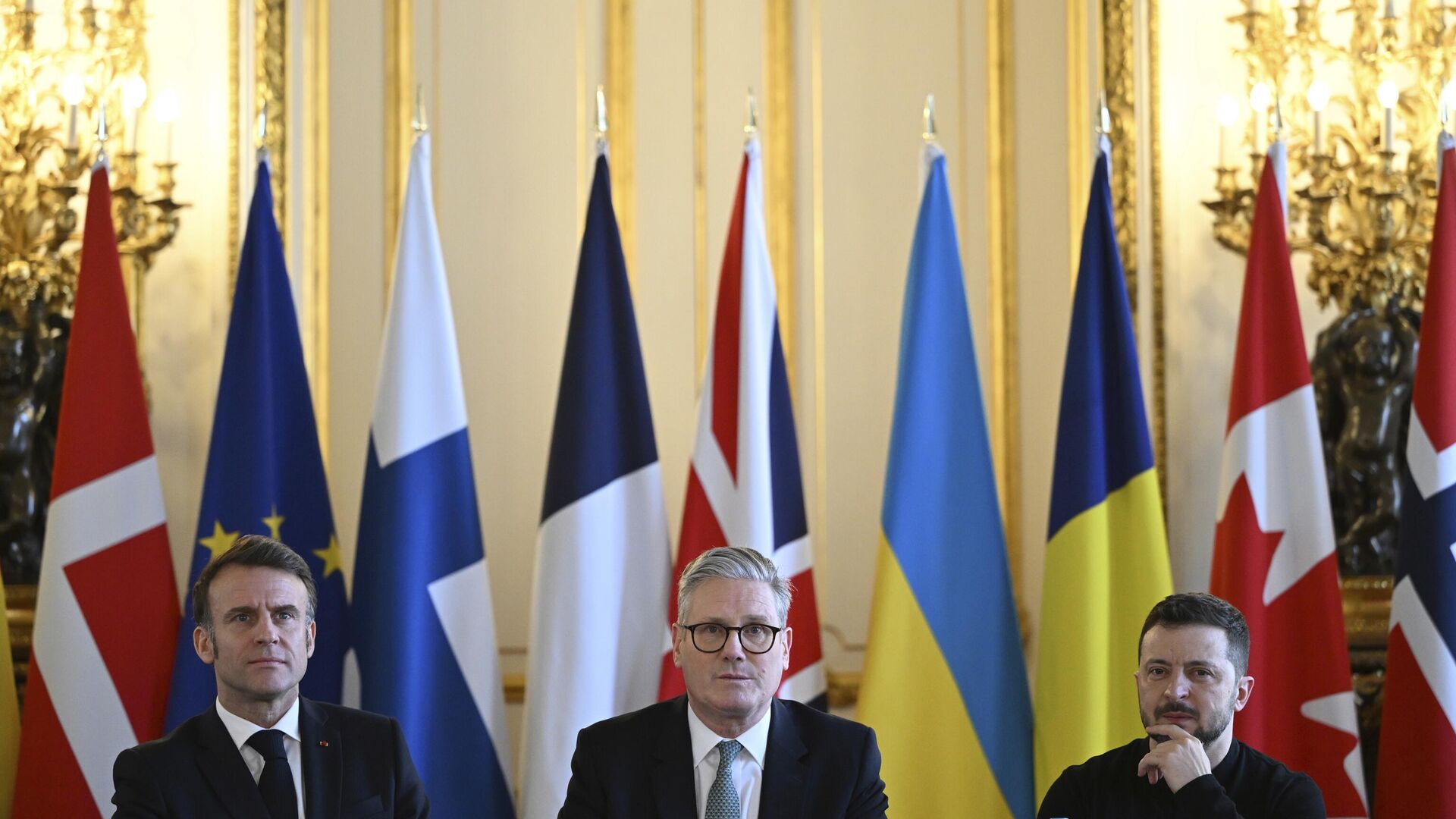 Britain's Prime Minister Keir Starmer, center, France's President Emmanuel Macron, left, and Ukraine's Volodymyr Zelensky at the European leaders' summit to discuss Ukraine, at Lancaster House, London, Sunday March 2, 2025. - Sputnik Africa, 1920, 03.03.2025