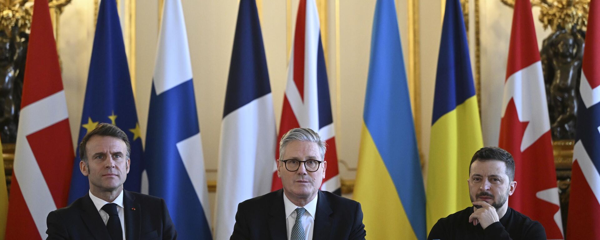 Britain's Prime Minister Keir Starmer, center, France's President Emmanuel Macron, left, and Ukraine's Volodymyr Zelensky at the European leaders' summit to discuss Ukraine, at Lancaster House, London, Sunday March 2, 2025. - Sputnik Africa, 1920, 03.03.2025