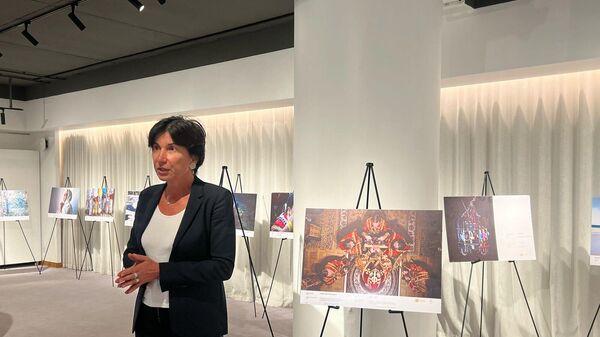 Irada Zeïnalova, ambassadrice extraordinaire et plénipotentiaire de la Fédération de Russie auprès de la République de Maurice, à l'exposition des œuvres des lauréats du concours Stenine organisée à l'île Maurice, mars 2025 - Sputnik Afrique
