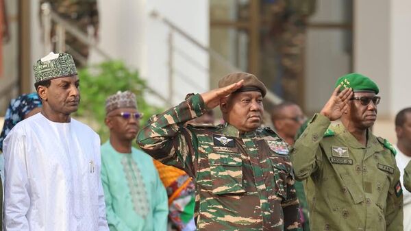 Le général Tiani, dirigeant nigérien, lors de la levée du drapeau de l'AES, le 3 mars 2025 - Sputnik Afrique