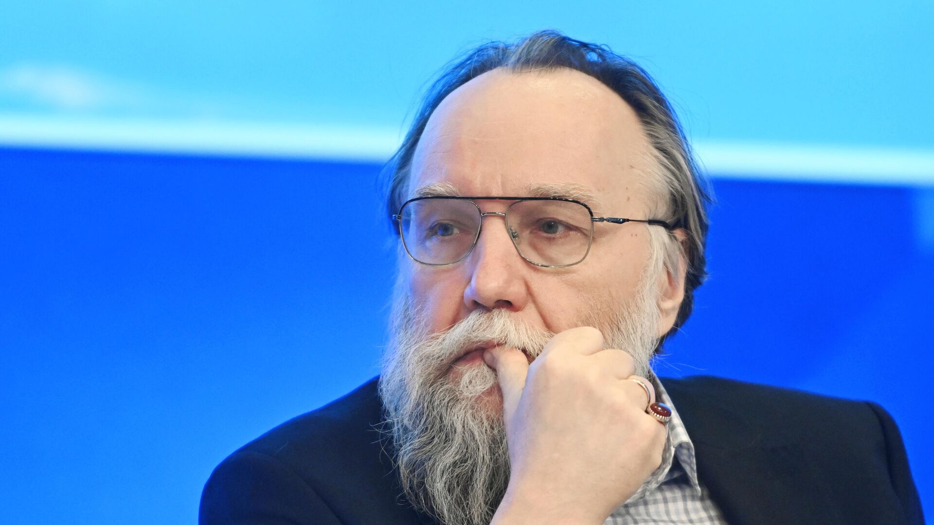 Writer and political scientist Alexander Dugin at the International Multimedia Press Center Rossiya Segodnya at a press conference dedicated to the 80th anniversary of Victory in the Great Patriotic War. - Sputnik Africa, 1920, 03.03.2025
