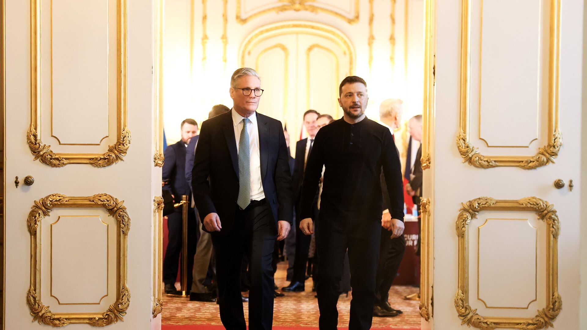 British Prime Minister Keir Starmer walks with Volodymyr Zelensky as he hosts a European Leaders Summit at Lancaster House in London, United Kingdom on March 02, 2025. - Sputnik Africa, 1920, 03.03.2025