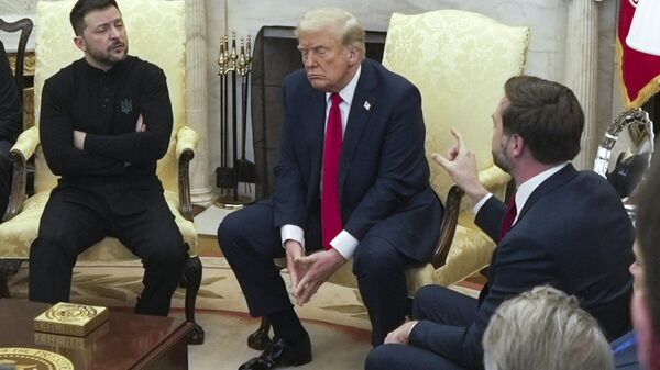 Le vice-Président J.D. Vance s'entretient avec Volodymyr Zelensky, sous le regard du Président Donald Trump dans le Bureau ovale de la Maison Blanche, le 28 février 2025, à Washington. - Sputnik Afrique