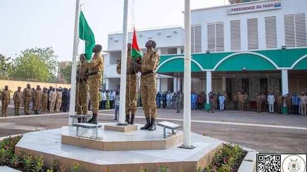 La première levée des couleurs de l'AES devant le palais présidentiel au Burkina, le 3 mars 2025 - Sputnik Afrique