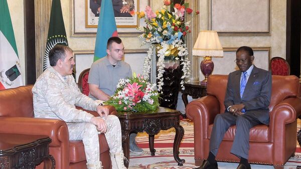 Le Président équatoguinéen Teodoro Obiang Nguema Mbasogo s'entretient avec le vice-ministre russe de la Défense Iounous-Bek Evkourov, le 3 mars 2025 - Sputnik Afrique