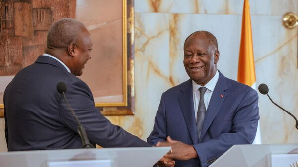Le Président ivoirien Alassane Ouattara et le Président ghanéen John Dramani Mahama - Sputnik Afrique
