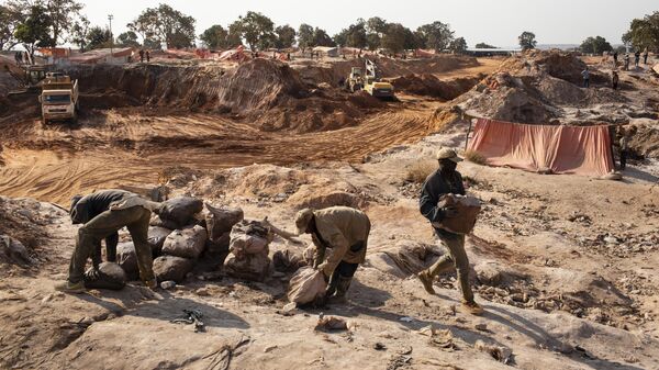 Miners move bags of cobalt inside the CDM (Congo DongFang Mining) Kasulo mine. - Sputnik Africa