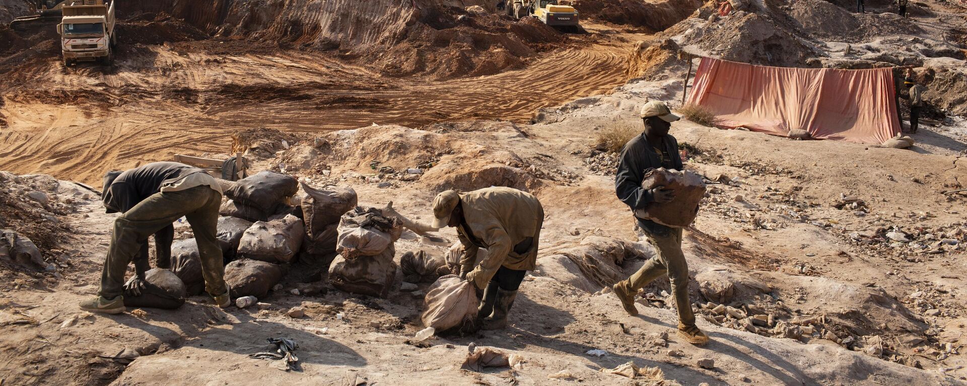 Miners move bags of cobalt inside the CDM (Congo DongFang Mining) Kasulo mine. - Sputnik Africa, 1920, 08.03.2025