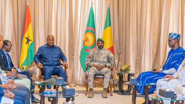 Ghanaian President John Dramani Mahama and Malian President Assimi Goita. - Sputnik Africa