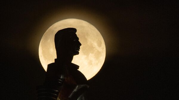 Supermoon seen in Moscow. In the foreground is the monument to cosmonaut Yuri Gagarin on Leninsky Prospekt in Moscow. - Sputnik Africa