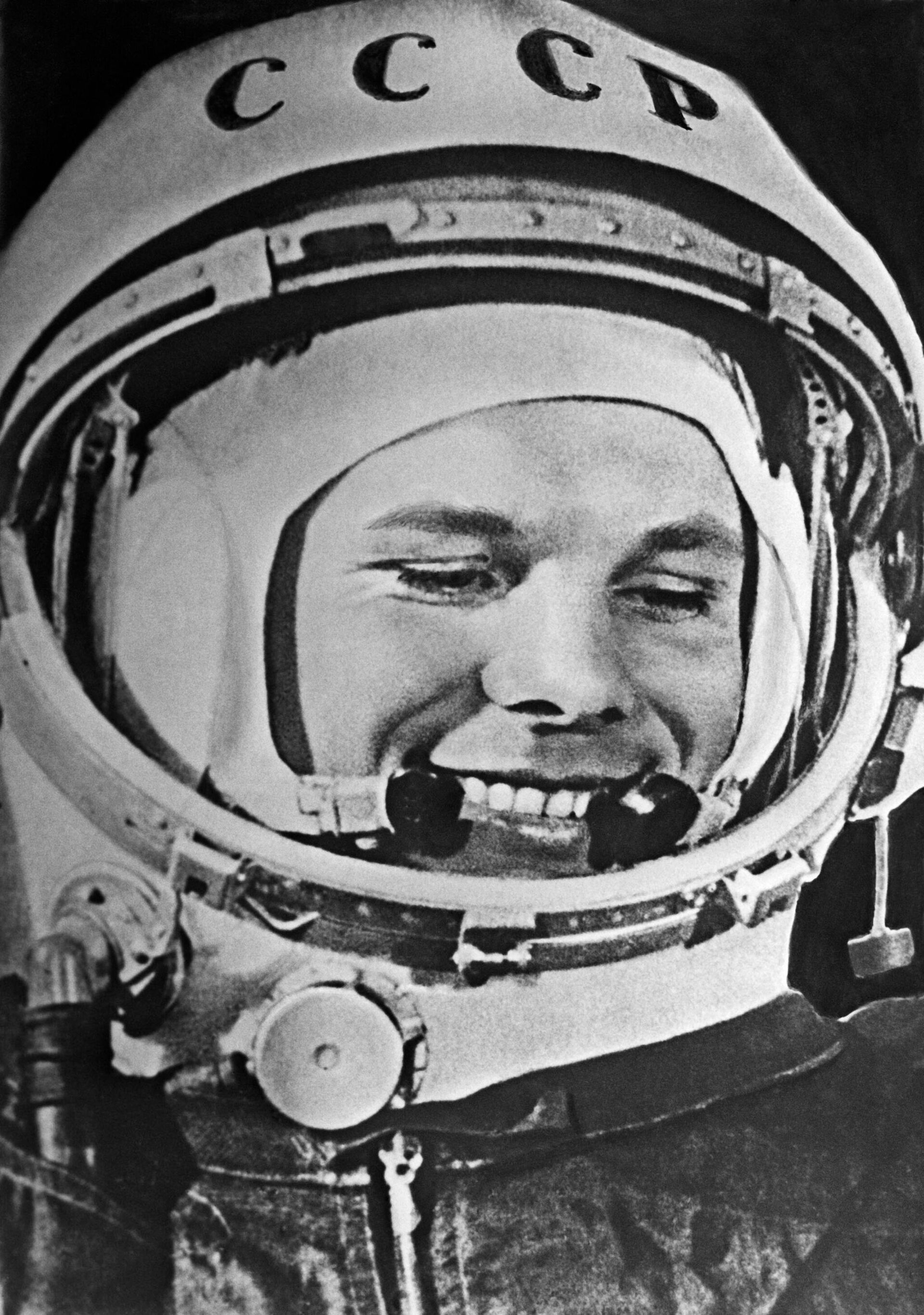 Soviet cosmonaut Yuri Gagarin in the SK-1 spacesuit before the historic launch of the Vostok-1 spacecraft from the Baikonur Cosmodrome on April 12, 1961. - Sputnik Africa, 1920, 09.03.2025