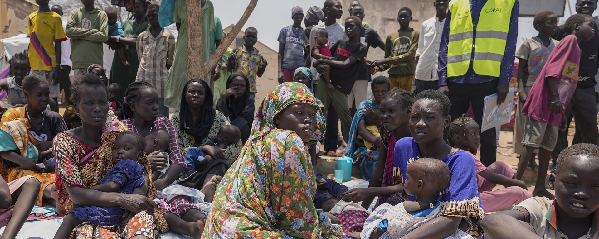 South Sudanese people sit outside a nutrition clinic at a transit center in Renk, South Sudan, on May 16, 2023.  - Sputnik Africa, 1920, 10.03.2025