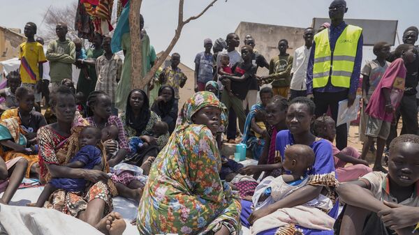 South Sudanese people sit outside a nutrition clinic at a transit center in Renk, South Sudan, on May 16, 2023.  - Sputnik Africa