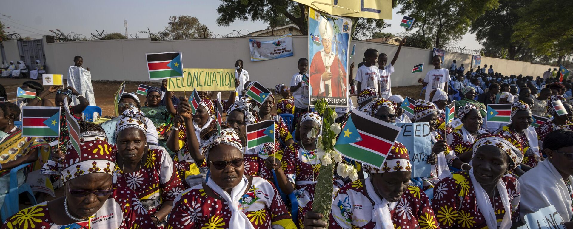 Women holding national flags and peace banners await the arrival of Pope Francis at the St. Theresa Cathedral in Juba, South Sudan on Feb. 4, 2023. - Sputnik Africa, 1920, 10.03.2025