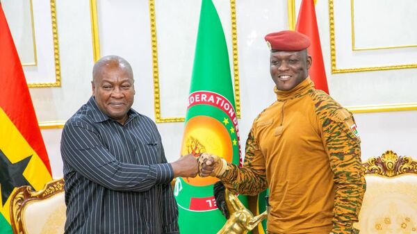 John Dramani Mahama (à gauche) et Ibrahim Traoré  - Sputnik Afrique