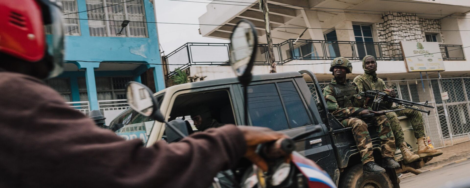 M23 rebels in a jeep drive past a motorcycle taxi rider on February 20, 2025 in Bukavu, Democratic Republic of Congo.  - Sputnik Africa, 1920, 11.03.2025