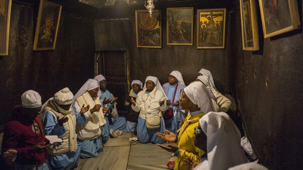 Nigerian pilgrims gather at the Church of Nativity on December 24, 2015 in Bethlehem, West Bank. Every year thousands of Christian pilgrims travel to the church that marks the site of the cave in which Jesus is said to have been born.   - Sputnik Africa