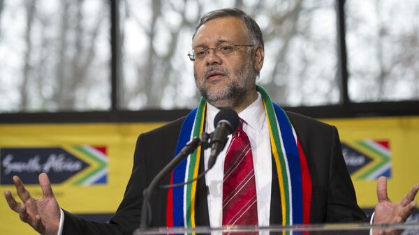 South African Ambassador to the US Ebrahim Rasool speaks about Nelson Mandela at the South African Embassy in Washington, Friday, Dec. 6, 2013. - Sputnik Africa