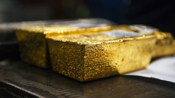 Gold bullion bars sit following casting at a refinery in Germiston, South Africa. - Sputnik Africa