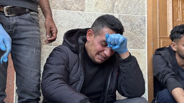 The bodies of Palestinians who lost their lives in the Israeli strike in central Gaza are taken from the Nasser Hospital morgue in Khan Yunis, Gaza, where grieving relatives of the deceased mourn their loss, on March 18, 2025. - Sputnik Africa