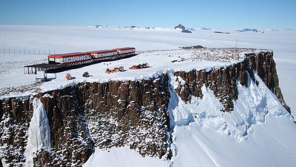 SANAE IV on top of the southern buttress of Vesleskarvet. - Sputnik Africa