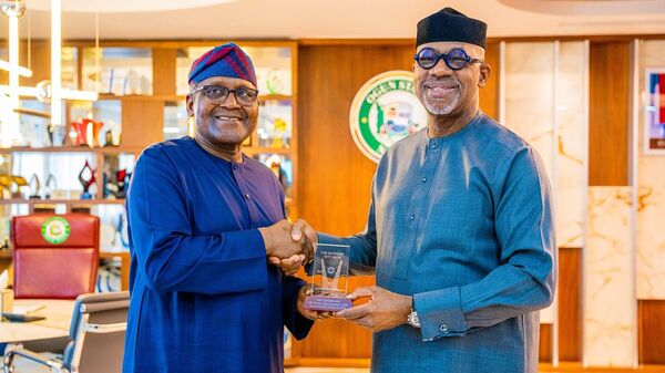 Nigerian businesmann Alhaji Aliko Dangote meeting the Ogun state's governor Dapo Abiodun. - Sputnik Africa