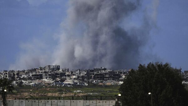 De la fumée s'élève après un bombardement israélien dans la bande de Gaza, le 19 mars 2025. - Sputnik Afrique