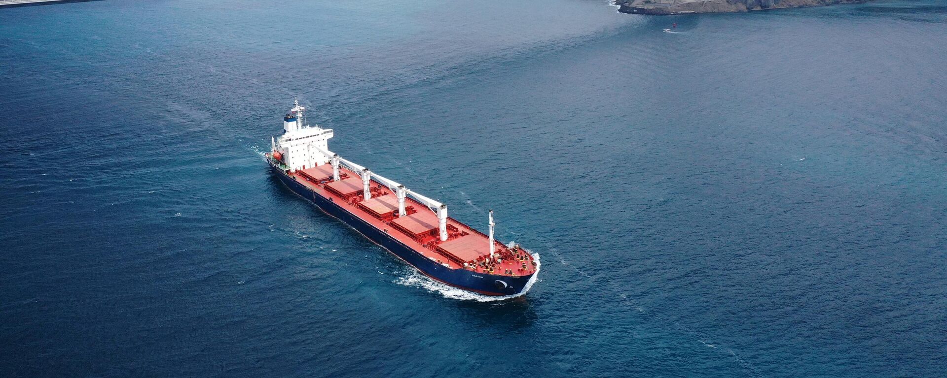 An aerial view of Sierra Leone-flagged dry cargo ship Razoni, carrying a cargo of 26,527 tons of corn, leaves from Istanbul, Turkey and passes surroundings of Yavuz Sultan Selim Bridge to reach Lebanon after inspections are completed by Representatives of Russia, Ukraine, Turkey and the UN of the Joint Coordination Center (JCC) complete inspection on August 03, 2022. - Sputnik Africa, 1920, 19.03.2025