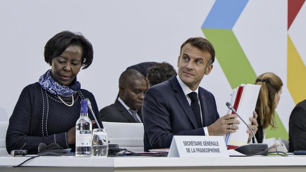 La secrétaire générale de l'Organisation internationale de la Francophonie Louise Mushikiwabo, et le Président français Emmanuel Macron au XIXe Sommet de la Francophonie, le 5 octobre 2024 - Sputnik Afrique