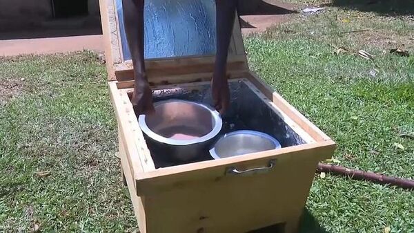 A Kenyan entrepreneur creates an eco-friendly solar oven - Sputnik Africa