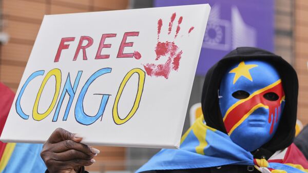 A pro-Congo demonstrator holds a sign outside of a meeting of EU foreign ministers at the European Council building in Brussels, Monday, March 17, 2025. - Sputnik Africa